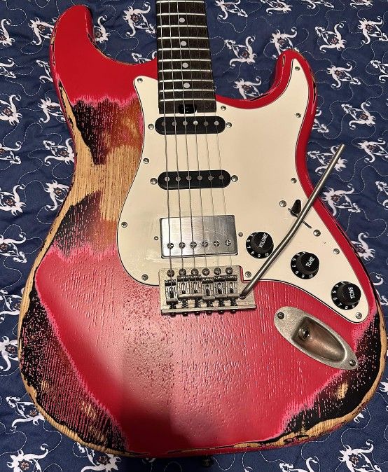 Stratocaster Fojill FSTR-60 2025 - Relic’d Strat red & sunburst HSS UPGRADED