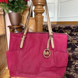 Michael Kors Leather Purse!