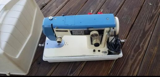 Vintage singer dressmaker S-3000 sewing machine