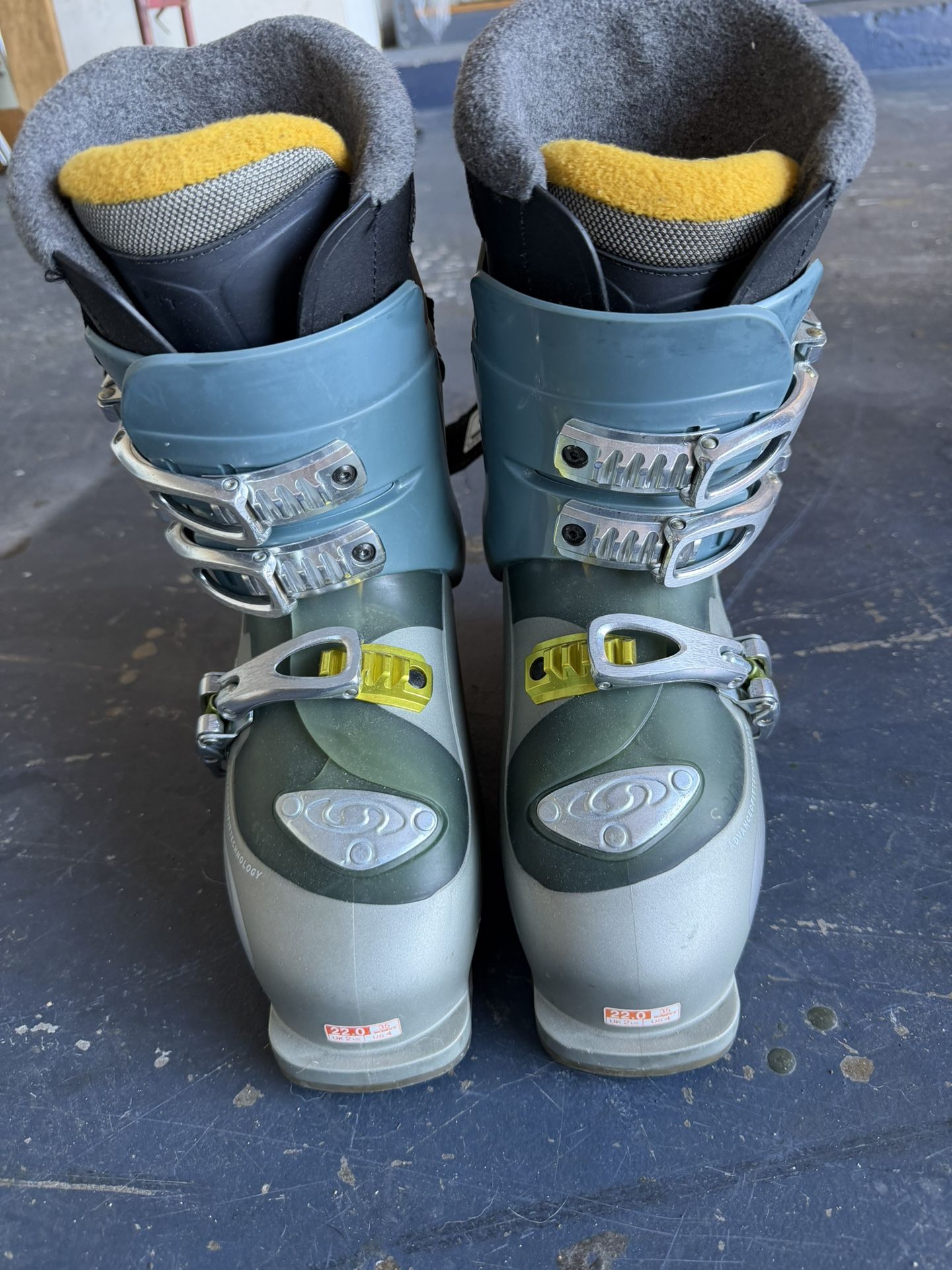 Salomon Ellipse Ski Boot Size 4. 