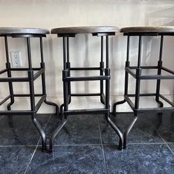 4 Bar Stool - Restoration Hardware (300)