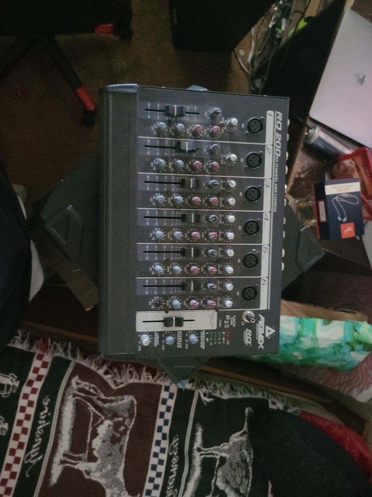 PEAVEY RQ 200 SIX CHANNEL MIXER
