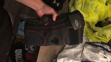 Knee brace