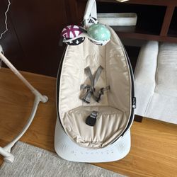 Brand New 4moms mamaRoo Baby Swing – Never Used 4moms mamaRoo Infant Seat – Brand New in Excellent Condition