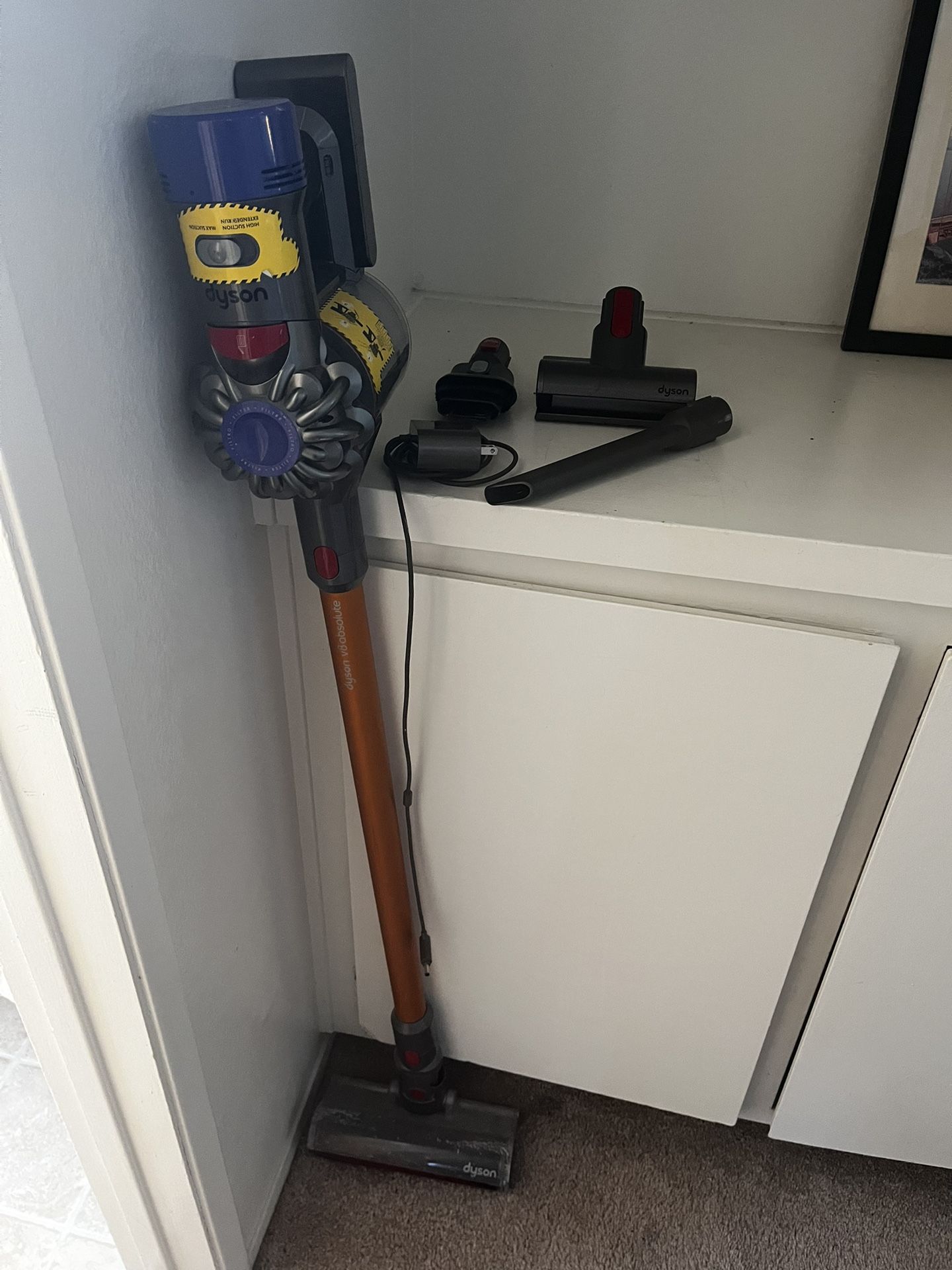 🌀 For Sale: Dyson V8 SV10 Cordless Vacuum – Great Condition + Attachments