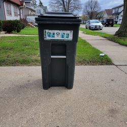 32GAL TOTER GARBAGE CAN 