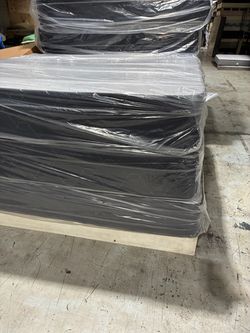 King pillowtop mattress and box spring in plastic new. Delivery free in Atlanta