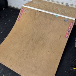 Quarter Pipe Skate Ramp