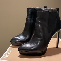 Michael Kors Bootie Size 7, Black 