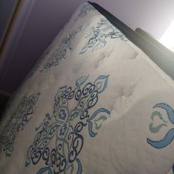 Queen mattress and box spring set