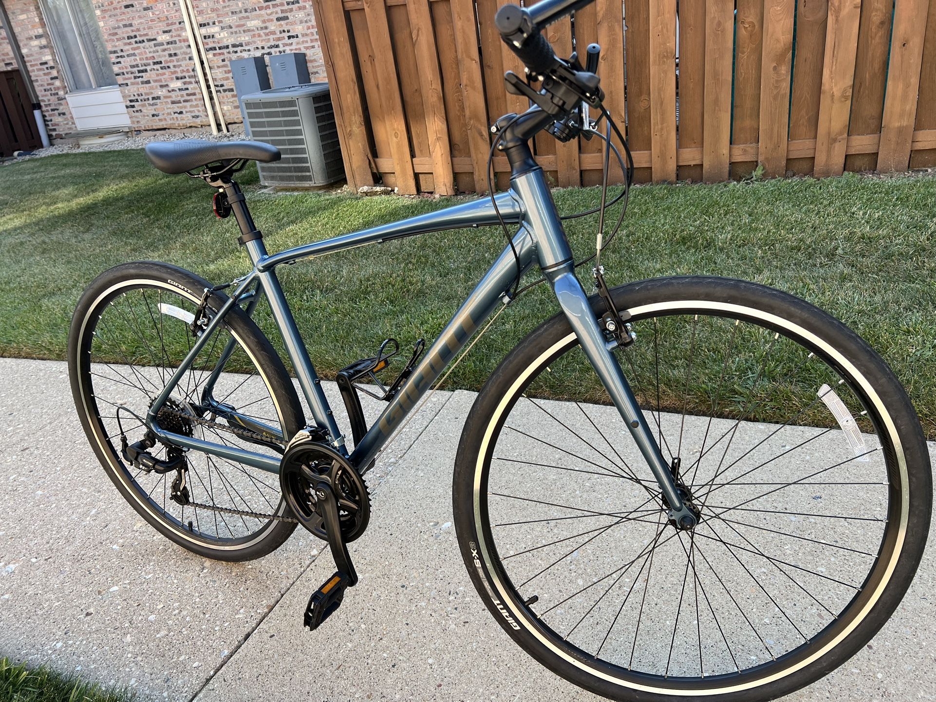 Giant Escape 3 Hybrid Mens Bike Size M