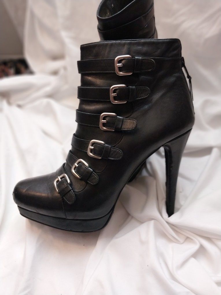Boots Black Size 8-9