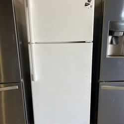 Top Freezer GE white Used Good Condition 