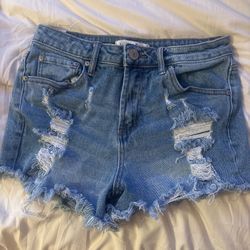 High-waisted blue denim shorts #denimshorts