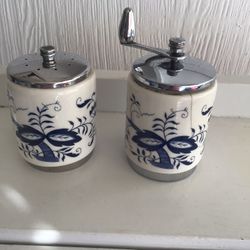 Vintage Olde Thompson Porcelain Blue & White Floral Grinders/Shakers 