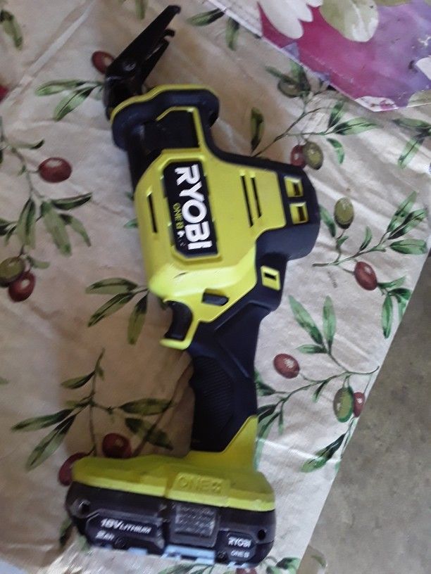 One Handed Saw With Battery