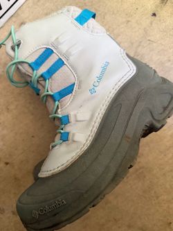 Columbia Girls snowboots size 5Y