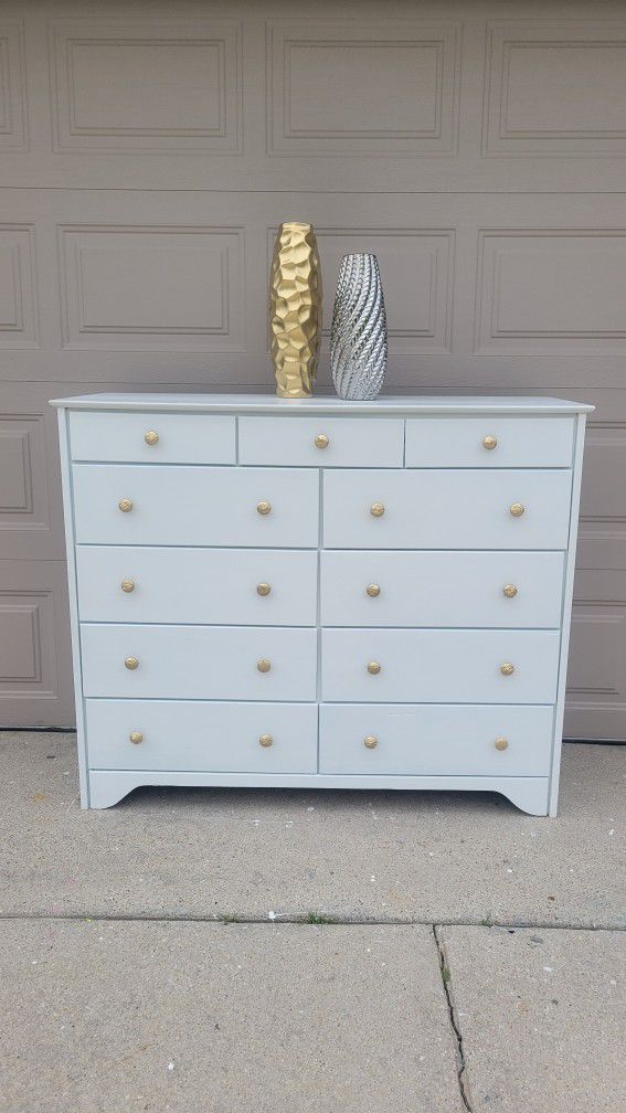 MODERN WHITE 11 DRAWERS DRESSER IN SOLID WOOD & GOLDEN KNOBS 50X19X42 GREAT SHAPE.A LOT OF STORAGE