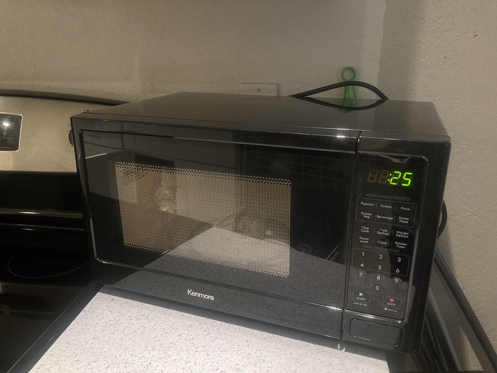 Kenmore 73779 0.9 cu. ft. Countertop Microwave Oven - Black