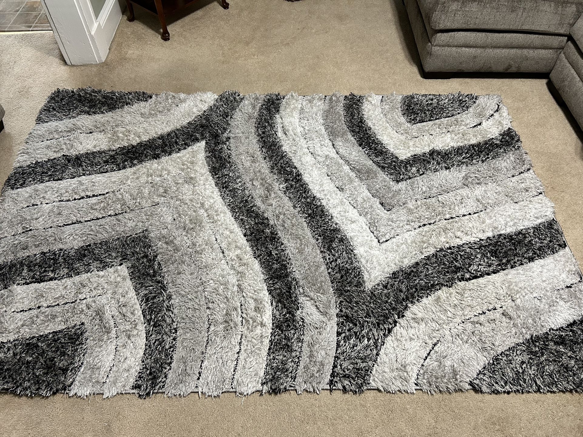 Area Rug Rectangle grey/white / black 5x7- Clean, smoke & pet free home - $125 or best offer