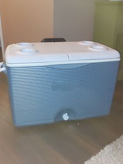 Rubbermaid Ice Chest Coolerwith 4 cup holders
