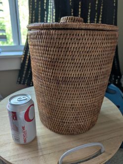 Woven wicker trash can with lid