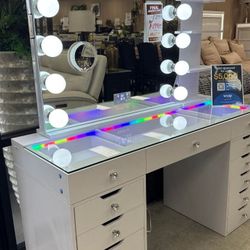 Great Quality 👑BRAND NEW 👌 Avery Vanity Set With Stool