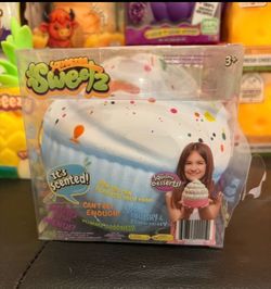 Squeezy Sweetz Scented Squishy Cupcake Toy