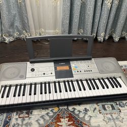 Yamaha Keyboard - Silver
