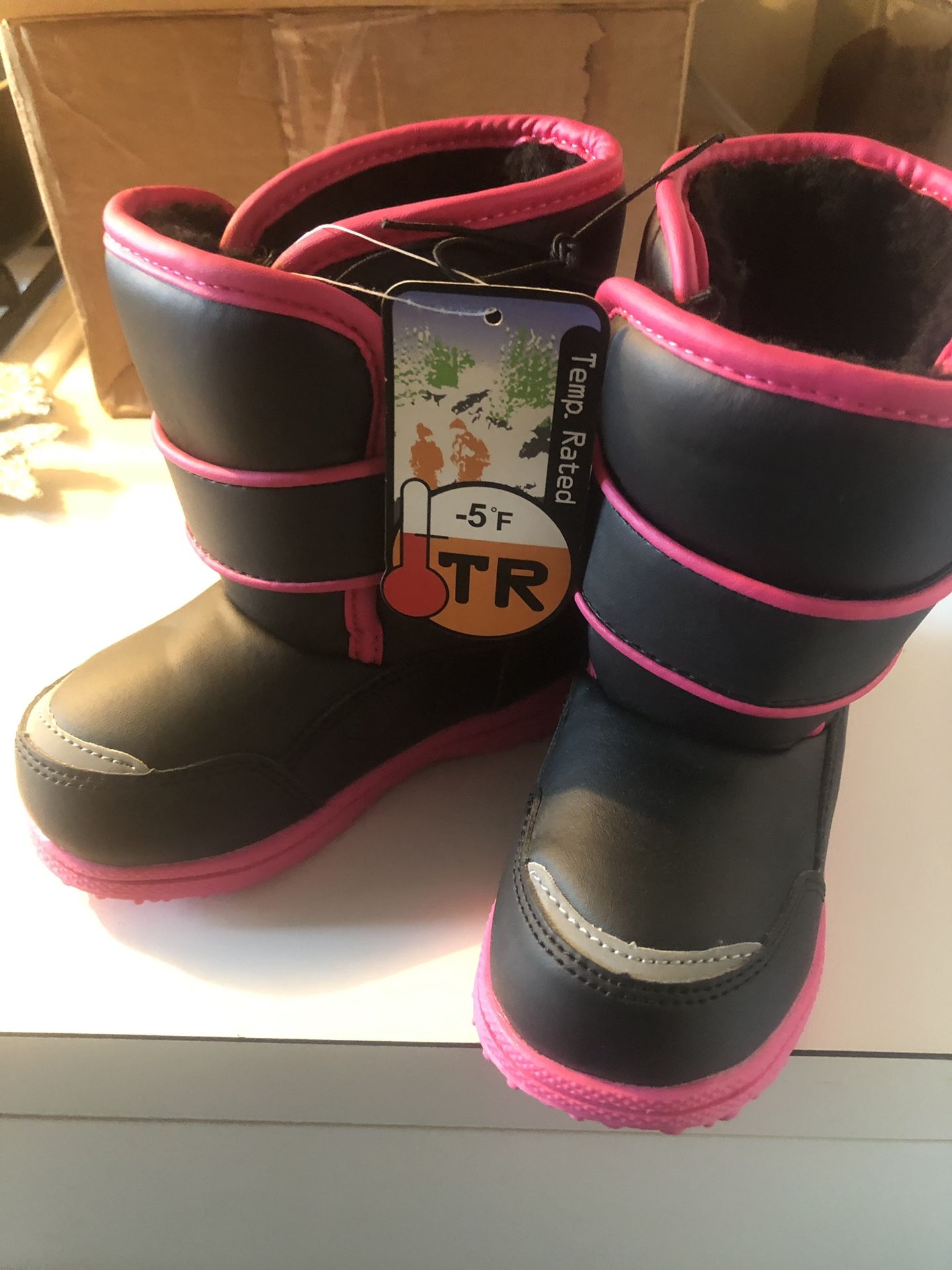 NWT Toddler girl size 7 snow boots