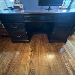 Riverside Furniture Cherry and Black Executive Desk n Excellent Condition