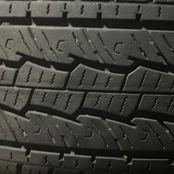 Rines y llantas de una Silverado están en buenas condiciones