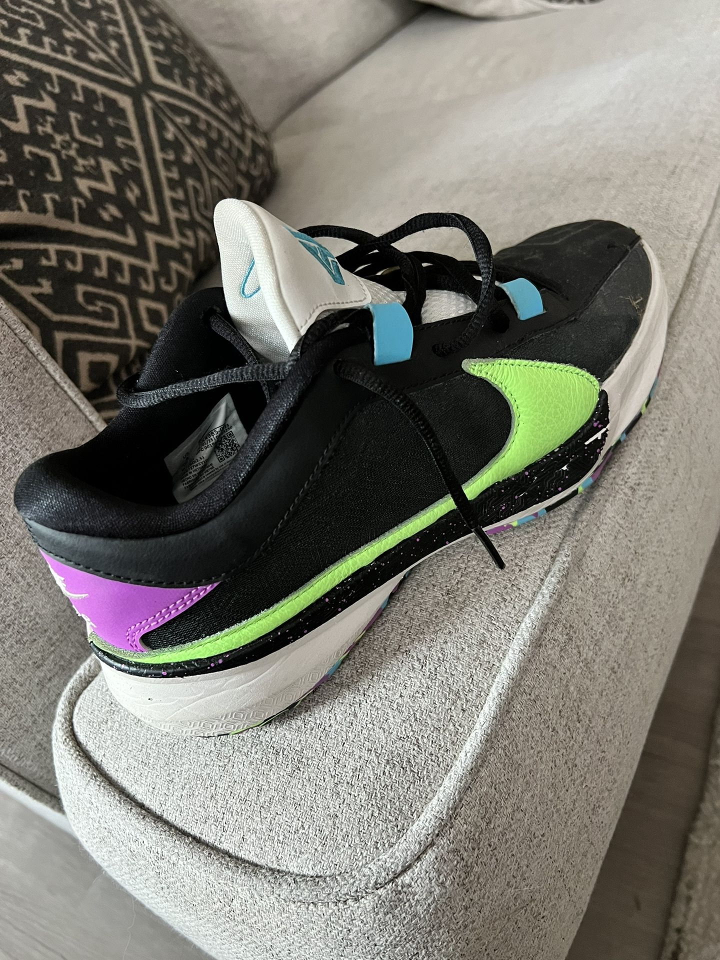 Nike Giannis Basketball Shoes Size 8
