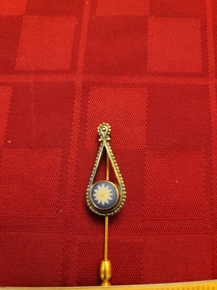 Vintage Wedgewood Daisy Stick pin