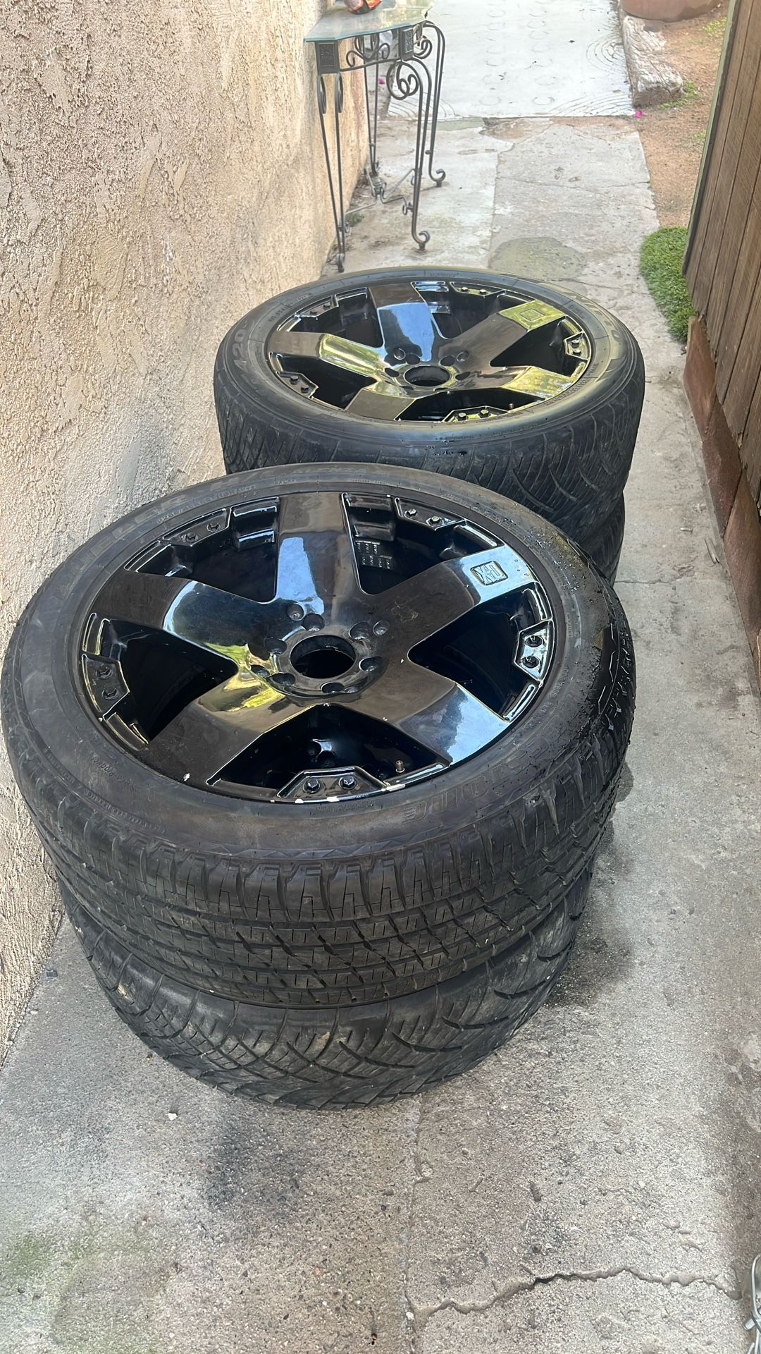 Ford six logs 22 inch rims and tires