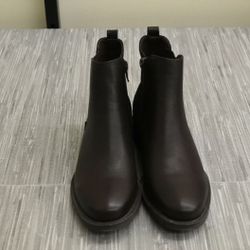 Women’s Boot! Size 6.5 ... New.