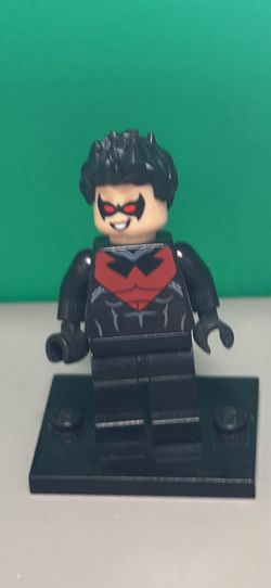Lego superheroes - Nightwing - Red Eye Holes and Chest Symbol Minifigure