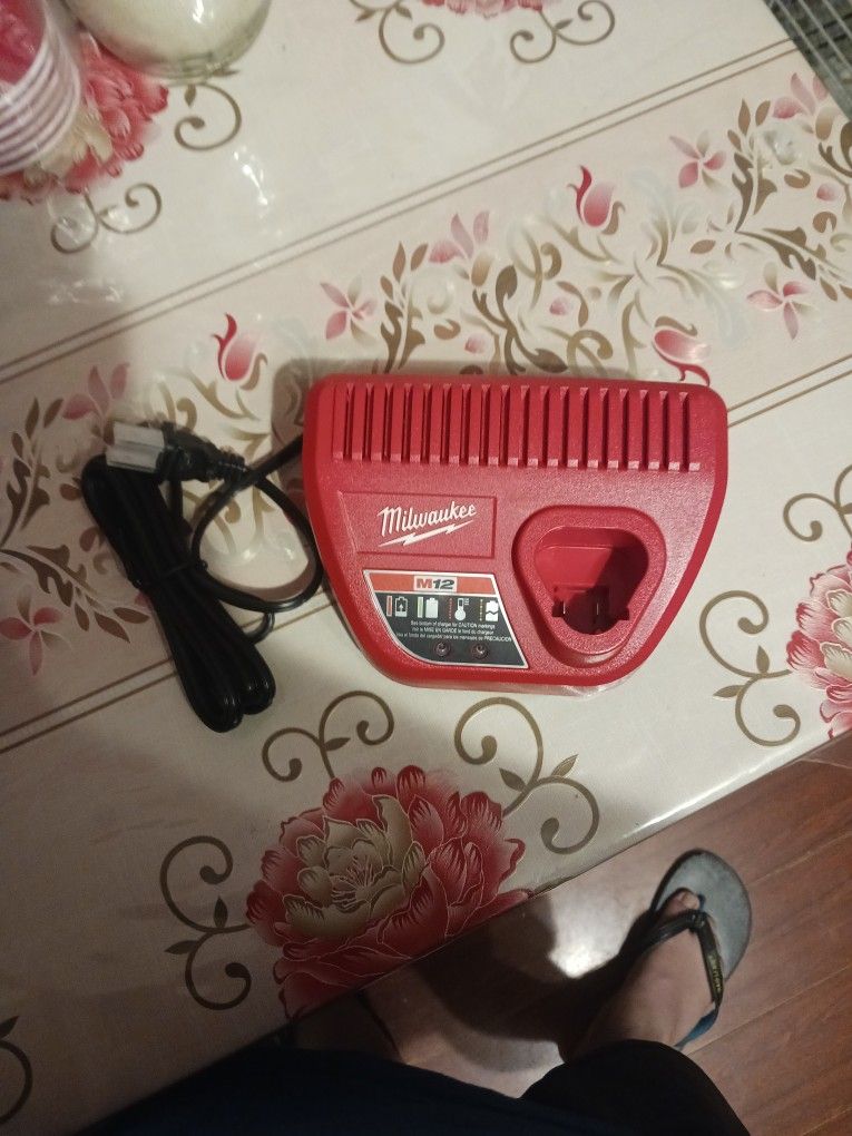 Milwakee M12 Charger