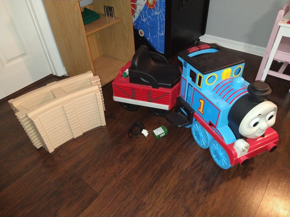 Thomas the Tank and Friends sit and ride train with tracks Peg Perego