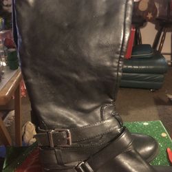 Women’s Knee High Boots.   Side Zip Size 7M