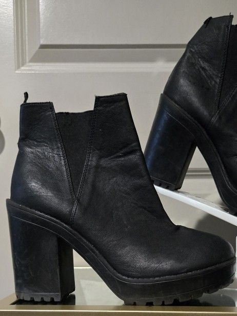 Chunky Heel Leather Boot Size 9