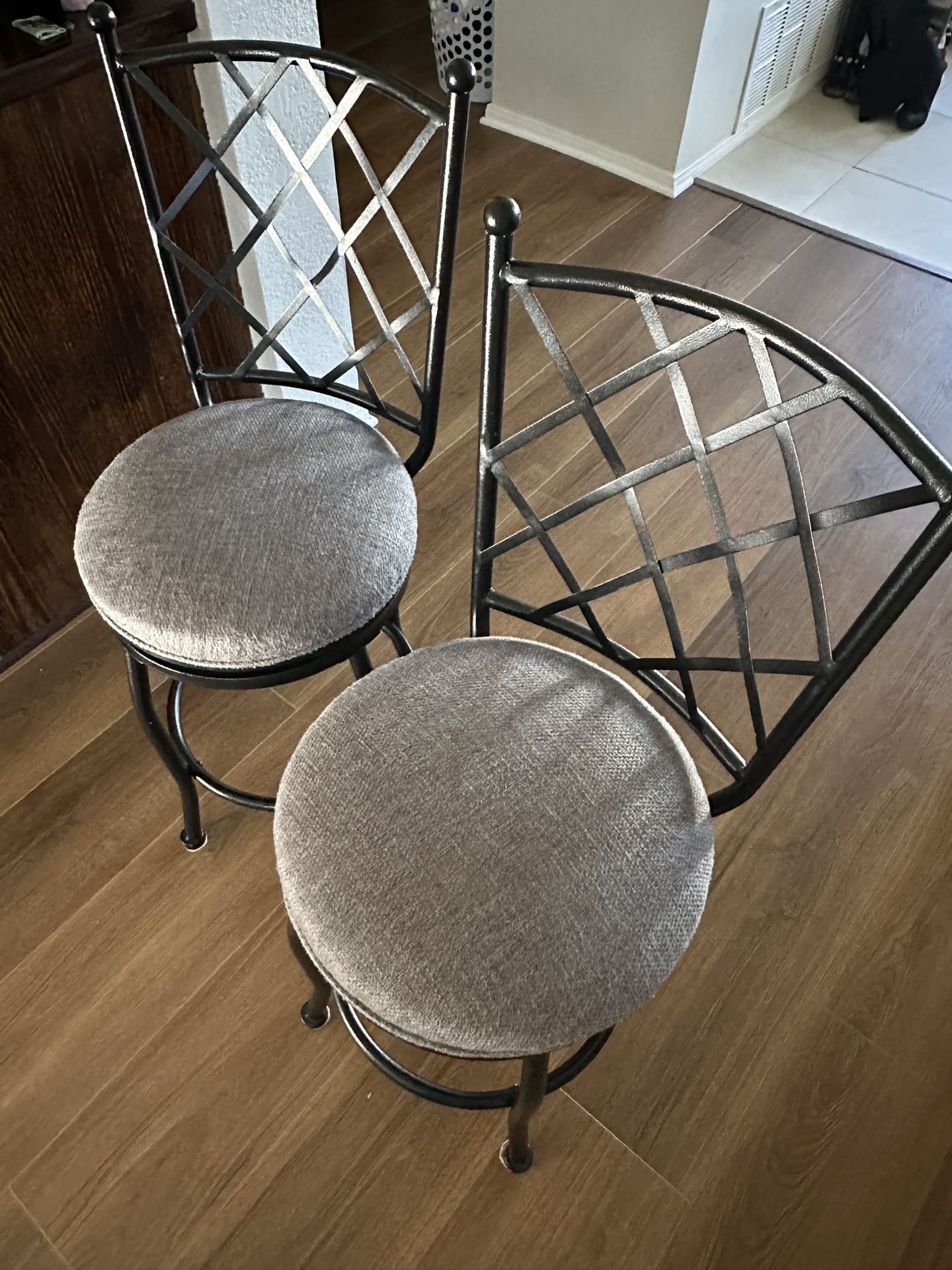 Sturdy metal barstool pair (2 stools) 