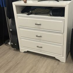 Set Of Bed With Dresser And Night Stand Table 