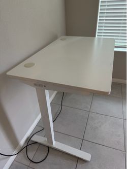 Uplift v2 Adjustable sit standing desk 48” x 30”  - All White