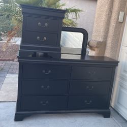 Dresser 1 nightstand and mirror black Excellent condition H35 W56 D16 free delivery 