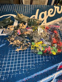 Large Lot Plastic vintage Army Men Figures and Tanks