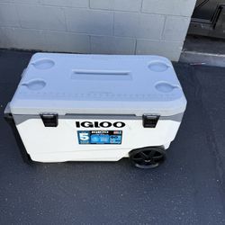 Igloo Flip and Tow 90qt Roller Cooler