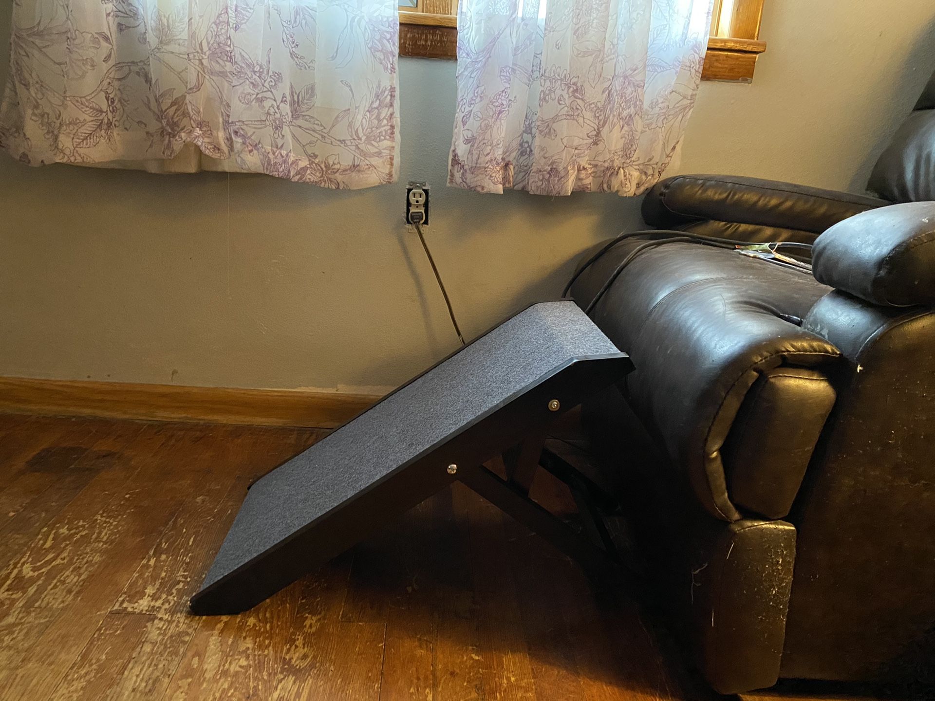 Wooden adjustable dog ramp