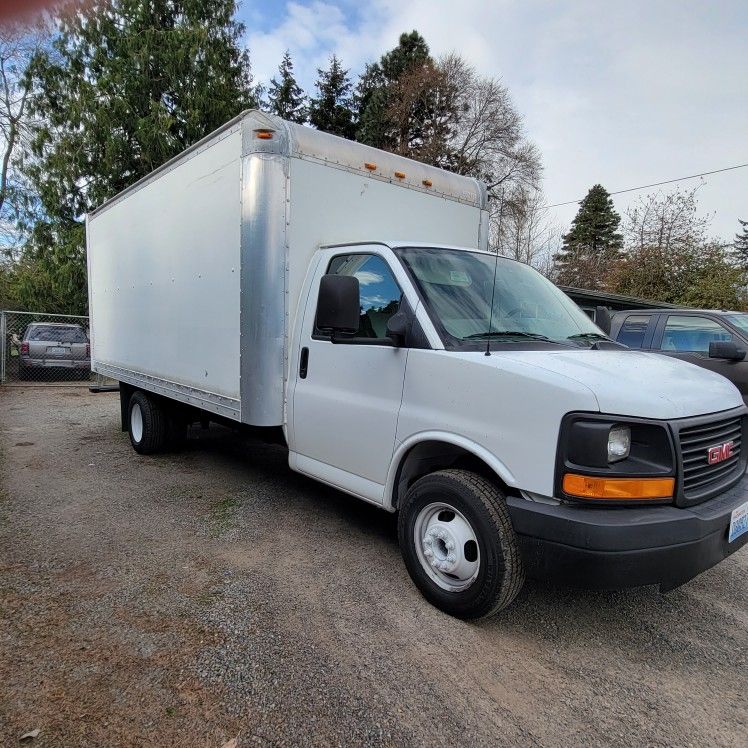 2005 GMC SAVANA Box truck