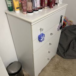 White Dresser - 5 Drawers - Perfect For Starter Bedroom